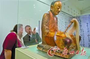 ① 从之前博物馆拍摄的“章公祖师像”照片，与媒体公布的匈牙利博物馆展出的“肉身坐佛”相比较，与照片内的佛像的神态都非常相似。