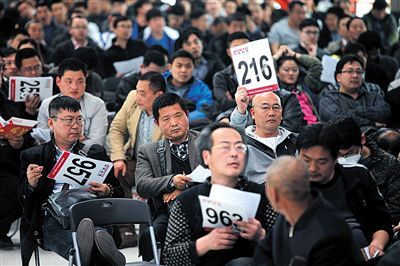 昨日，北京市昌平北七家，亞運村汽車交易市場，中央和國家機關公車改革取消車輛專場拍賣會，一位競拍者舉牌。新京報記者