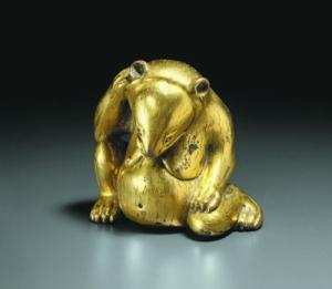 “锦瑟华年——安思远私人珍藏”夜场拍卖以安思远心爱的“小熊”打头阵，这件西汉鎏金铜熊形摆件只有7.6厘米高，估价仅20万至30万美元，但以240万美元落槌。