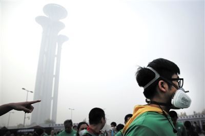 2014年10月25日，奥林匹克森林公园南门，一场雾霾中进行的跑步比赛，雾霾中的北京。资料图片/新京报记者 李飞 摄