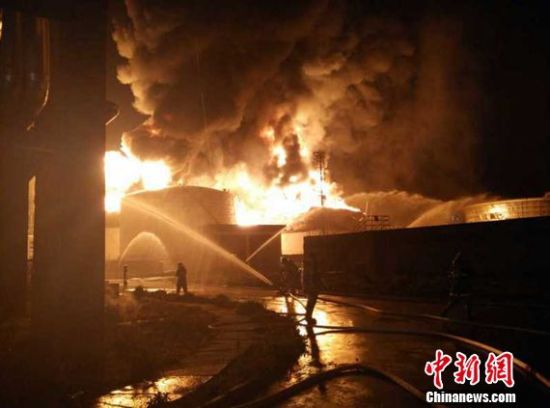 福建古雷PX项目发生爆炸，消防官兵进入现场施救。