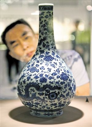  清雍正青花穿花龙纹长颈胆瓶拍了7580万港元。