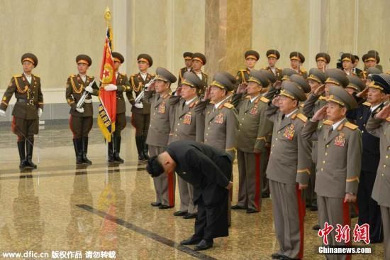 当地时间2015年4月15日，据朝鲜《劳动新闻》报道，朝鲜最高领导人金正恩参谒锦绣山太阳宫，纪念前领导人金日成诞辰103周年。