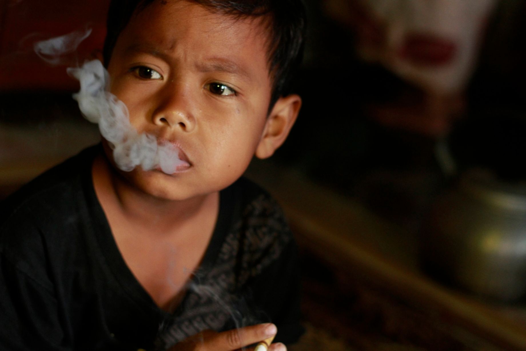 印尼7岁男童每天吸16支烟 3岁时曾每日抽3包
