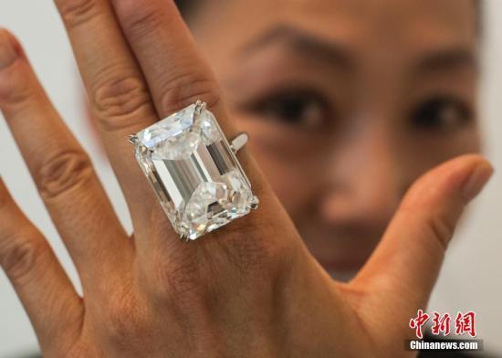 100克拉祖母綠形鑽石將拍賣 或達2500萬美元