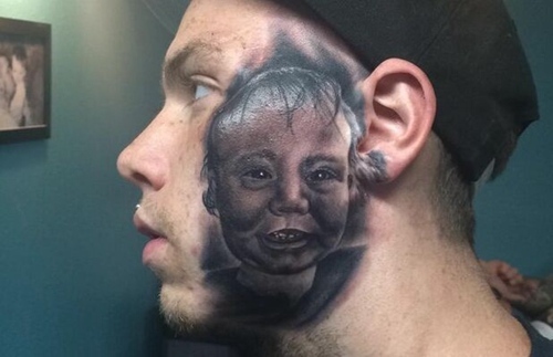 美国父亲将儿子照片纹在脸上对求职有负面影响