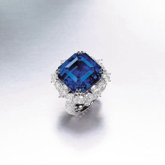 55.01克拉方形天然(缅甸抹谷)未经加热处理(皇家蓝色)蓝宝石配钻石戒指，2014年拍卖成交3363万元
