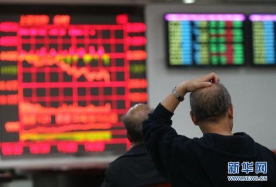 5月5日，股民在上海一家證券營業部內關注股市行情。當日，滬深股市大跌，滬指報收于4298.71點，跌幅為4.06%；深證指報14233.10點，跌幅為4.22%。 新華社記者 裴鑫 攝