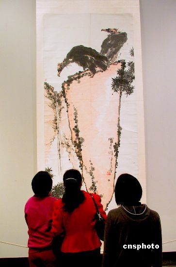 2003年，中国画坛巨匠潘天寿作品展在广州广东美术馆展出，这次展出的作品为潘天寿纪念馆的藏品，是潘天寿先生一生中最重要的代表作品。(资料图) 
