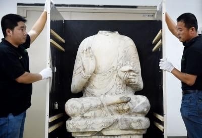 5月5日，在北京中华世纪坛，工作人员对北齐汉白玉释迦牟尼佛佛身进行开箱。