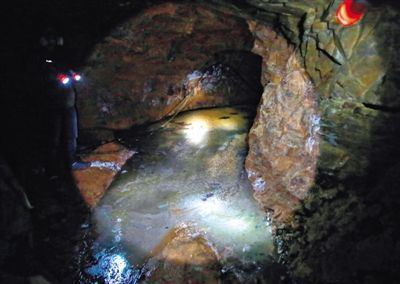 4月3日，马家沟的一处矿洞内巷道浸满了臭水，边缘的土壤有明显的侵蚀痕迹。村民说，这是盗采者用化学药品冲洗矿石提纯黄金留下的。