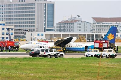 昨日，事故現場。幸福航空一架MA60飛機從義烏至福州的航班過程中，在福州機場落地時衝出跑道，事故原因正在調查中。 新華社記者 姜克紅 攝