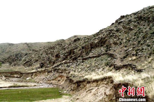新疆一牧民放牧时意外发现“神秘”岩画