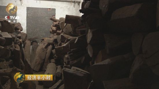 在勁飛紅木所在的北京市昌平區工廠木料場的小屋裏 堆滿了紫檀、黃花梨等名貴木材