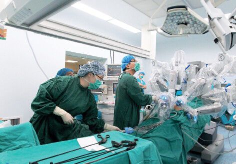 在鄭州大學第一附屬醫院，造價2000 多萬元的機器人“達芬奇”正在為患者實施手術。該系統被稱為“全國少有、河南唯一。”