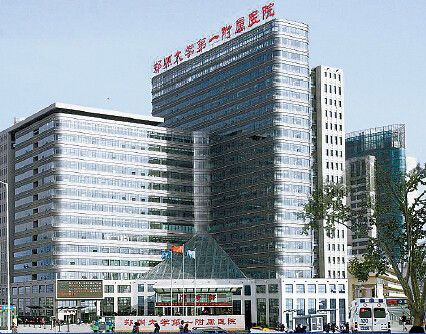 拥有7000张床位的郑州大学第一附属医院号称“全世界最大医院”。