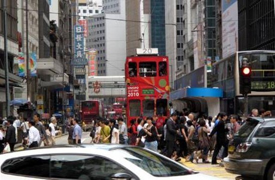 调查：香港富裕人士平均35岁年收入90万港元