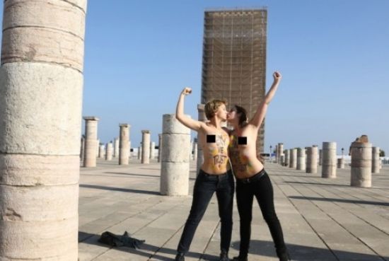 兩女子在摩洛哥一處古跡前拍攝半裸照。圖片來源於網路 新浪收藏配圖
