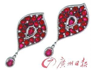 同色系的碧玺常被拿来充当红宝石，图为红宝石钻石耳坠。