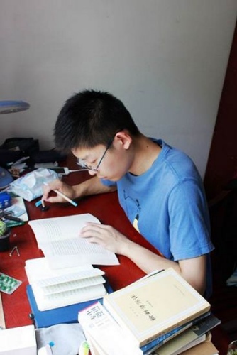  2014年夏天，小庆在出租屋内准备研究生考试。朱宇旭/摄