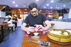 美国男子吃遍上海52家小笼包店 随身带称测重