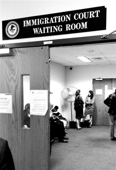 審理楊秀珠案件的紐約移民法庭等待室