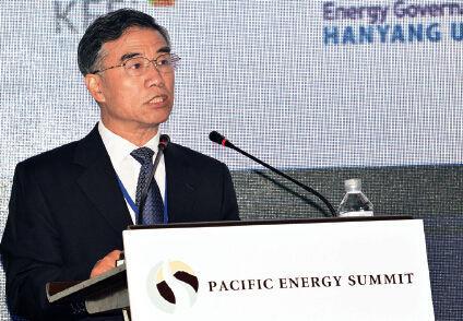 p46-2 国家能源局党组成员、监管总监谭荣尧在峰会上做主旨演讲 。