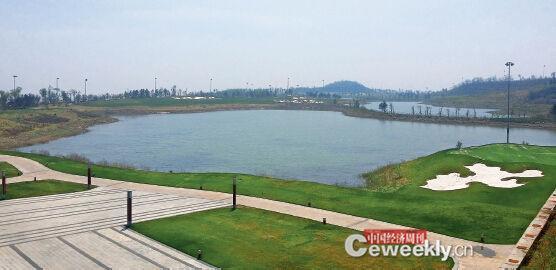 p34曾经的粉煤灰沉淀池已变成高尔夫球场内的8 个景观湖《中国经济周刊》记者 韩文I