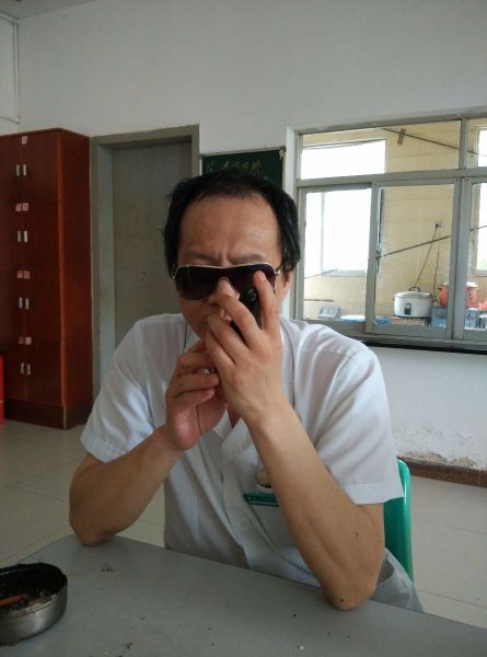 胡迅：武汉按摩医院医师，53岁，股龄18年