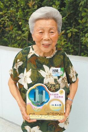 台湾阿嬷70岁才上学90岁了还要念高中(图)