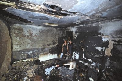 屋内一片狼藉，屋顶被烧穿。京华时报记者陶冉摄