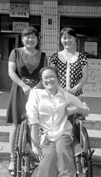李斯雯和班主任贾复娟老师（左一）、妈妈杜桂芳在教学楼门前合影 新文化记者 张骁 摄 