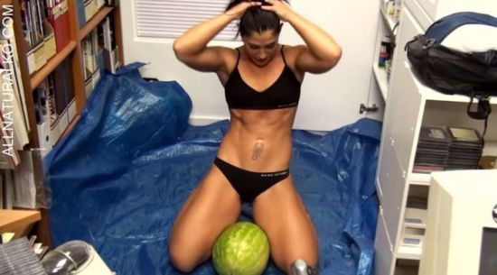 比基尼美女用双腿夹碎3个西瓜，秀健壮肌肉。(视频截图)