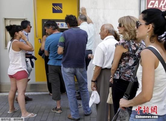  图为希腊民众在ATM机前排队取现。希腊金融稳定委员会建议，6月29日将关闭自动取款机，30日起限制最高取款金额，每天最高提取60欧元。 