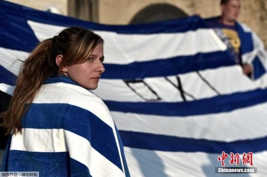 當地時間2015年6月29日，希臘雅典，上萬民眾組織遊行，呼籲在即將到來的公投中投反對票。7月5日，希臘將就是否接受國際債權人以更多緊縮措施來換取進一步援助的協議草案進行公投。 