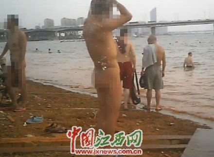 南昌众男子结队在赣江裸泳女游客倍感尴尬（图）