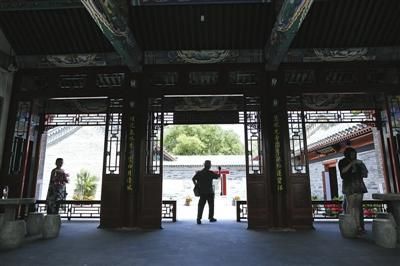 昨日，陶然亭慈悲庵开放，游客在游览。新京报记者 浦峰 摄