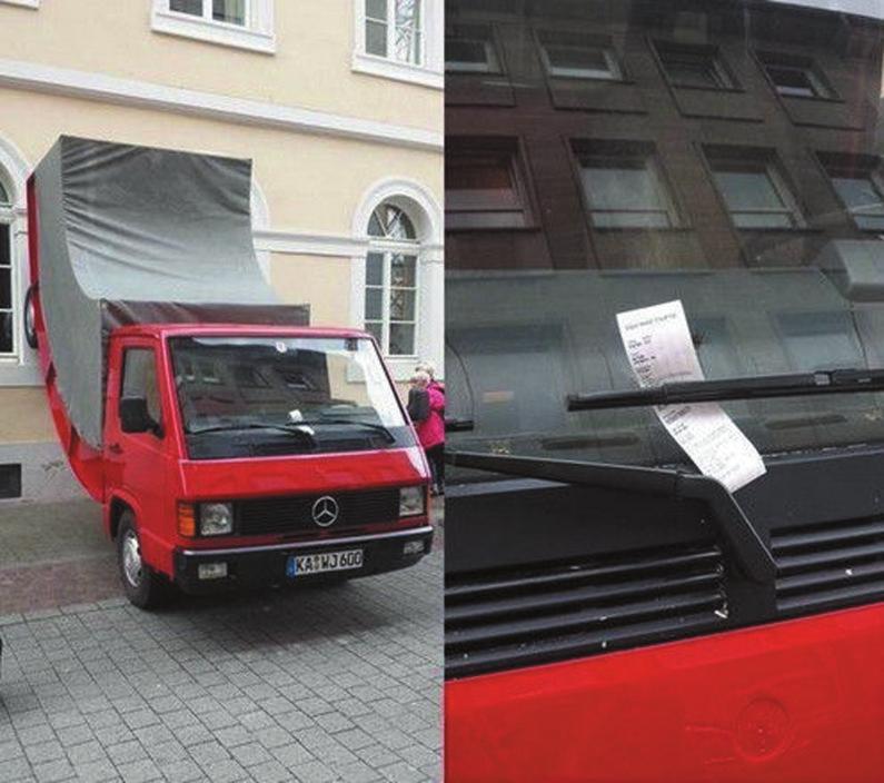 德国街头近日出现一辆后半车身向上弯曲的红色奔驰车，被人作为艺术品“停泊”在路边，吸引路过的民众纷纷前来围观。不过日前这辆明显无法上路行驶、被用作艺术用途的车竟被当地警察开出一张违停罚单，让外界不禁认为德国警察们实在尽责过了头。