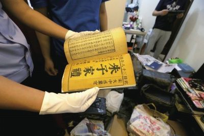 警方在胡某家查获被盗古籍。京华时报通讯员夏伯棣摄