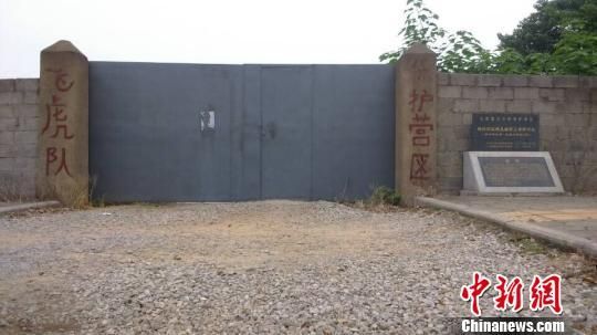  柳州“飞虎队”遗址，门口用油漆写着““飞虎队”几个简陋的大字。　黄威铭　摄