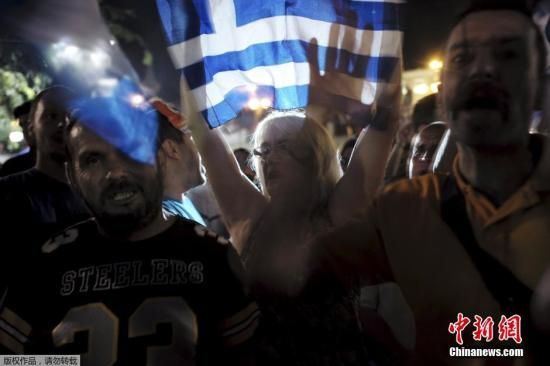 综合报道，希腊内政部公布的统计资料显示，北京时间7月6日上午，希腊公投选票已经全部开出，61.3%的选民反对债权人救助计划，仅有38.7%的选民支持。这意味着，希腊否决了协议草案。图为希腊雅典希腊公投反对者欢呼庆祝胜利。