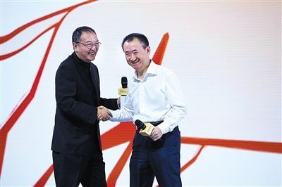 7月7日，柳传志与王健林握手。王健林表示，“我坚信联想控股能够成为百年老店”。