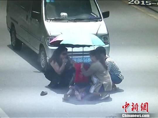 圖為監控截圖，兩姐妹為被撞老人擋傘 交警提供 攝