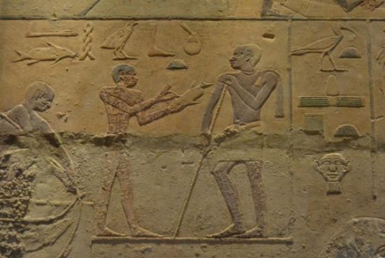 为什么古埃及艺术作品中的人物又扁又平？