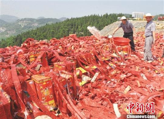 重庆涪陵集中销毁烟花爆竹7000件价值70万元