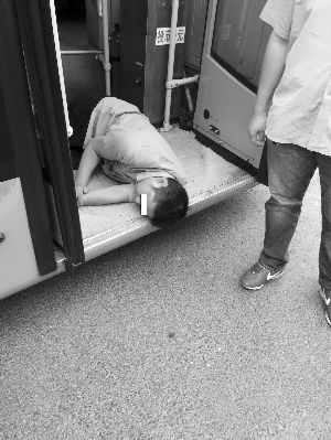 一名司機躺在公交車上 警方供圖