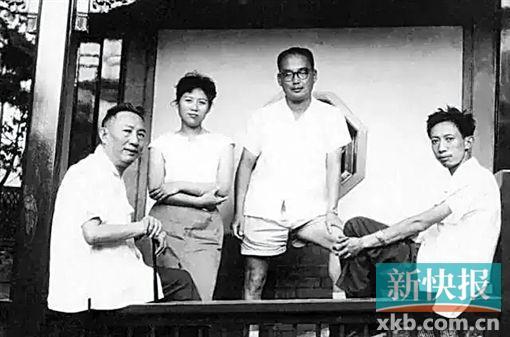 1960年,傅抱石(左一)与傅小石(右一)。