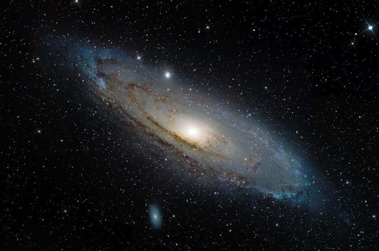 图片中为仙女座星系，它距离地球约250万光年，是离地球最近的星系(网页截图)