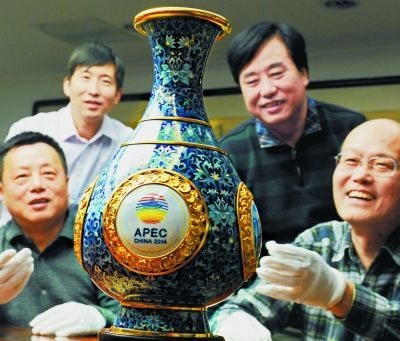 《四海升平》景泰蓝赏瓶由中国七位国家级、北京市工艺美术大师联手创作，以藏于北京故宫博物院的霁红釉玉壶春瓶为原型，实现了传统和创新的融合。