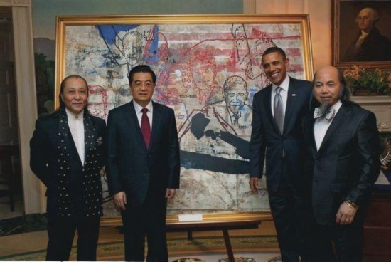 图为胡锦涛、奥巴马和《八位美国总统和长城》的作者周氏兄弟在油画前合影。
